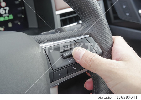 クルーズコントロールを操作する手元 クルーズコントロールを操作する手元 136597041