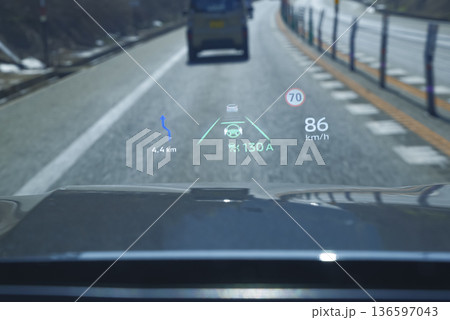 フロントガラスに投影されたHUDの運転情報 136597043