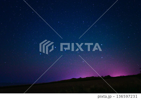 オーロラと北斗七星 136597231