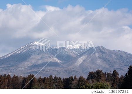 春の陽気に恵まれた那須連山の風景 136597281