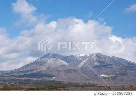 春の陽気に恵まれた那須連山の風景 136597287