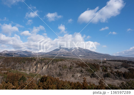 春の陽気に恵まれた那須連山の風景 136597289