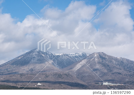 春の陽気に恵まれた那須連山の風景 136597290