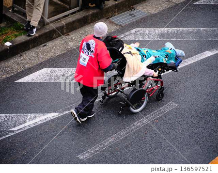シティーマラソン 下り坂を駆け下りるマラソンランナー シティーマラソン 下り坂を駆け下りるマラソンランナー 136597521