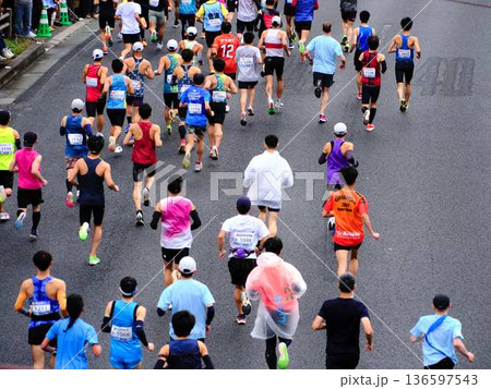 シティーマラソン 下り坂を駆け下りるマラソンランナー シティーマラソン 下り坂を駆け下りるマラソンランナー 136597543