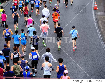 シティーマラソン　下り坂を駆け下りるマラソンランナー 136597544