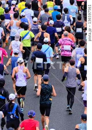 シティーマラソン 下り坂を駆け下りるマラソンランナー シティーマラソン 下り坂を駆け下りるマラソンランナー 136597561