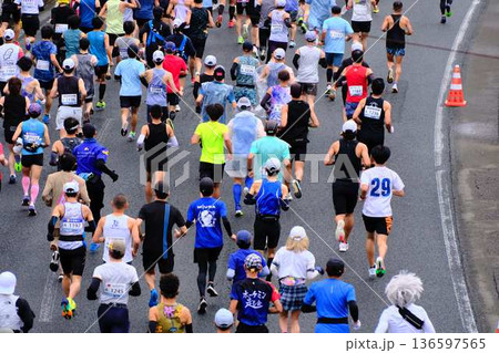 シティーマラソン 下り坂を駆け下りるマラソンランナー シティーマラソン 下り坂を駆け下りるマラソンランナー 136597565
