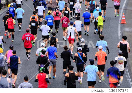 シティーマラソン 下り坂を駆け下りるマラソンランナー シティーマラソン 下り坂を駆け下りるマラソンランナー 136597573