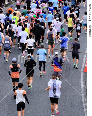 シティーマラソン 下り坂を駆け下りるマラソンランナー シティーマラソン 下り坂を駆け下りるマラソンランナー 136597580