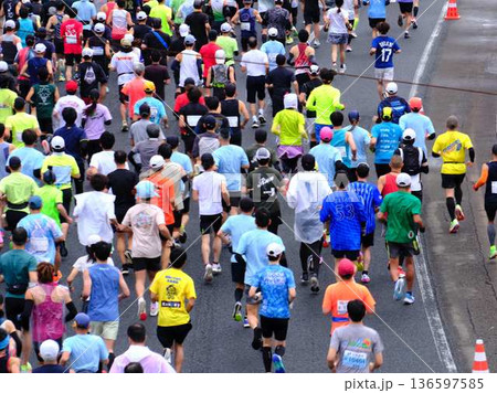 シティーマラソン 下り坂を駆け下りるマラソンランナー シティーマラソン 下り坂を駆け下りるマラソンランナー 136597585