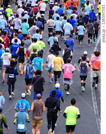 シティーマラソン 下り坂を駆け下りるマラソンランナー シティーマラソン 下り坂を駆け下りるマラソンランナー 136597591