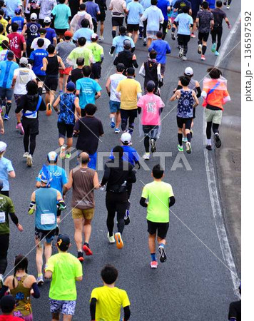 シティーマラソン 下り坂を駆け下りるマラソンランナー シティーマラソン 下り坂を駆け下りるマラソンランナー 136597592