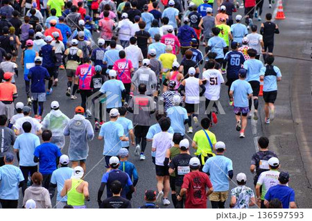 シティーマラソン 下り坂を駆け下りるマラソンランナー シティーマラソン 下り坂を駆け下りるマラソンランナー 136597593