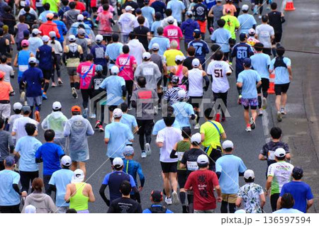 シティーマラソン 下り坂を駆け下りるマラソンランナー シティーマラソン 下り坂を駆け下りるマラソンランナー 136597594