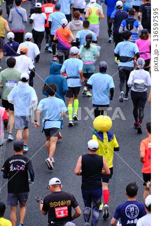 シティーマラソン 下り坂を駆け下りるマラソンランナー シティーマラソン 下り坂を駆け下りるマラソンランナー 136597595