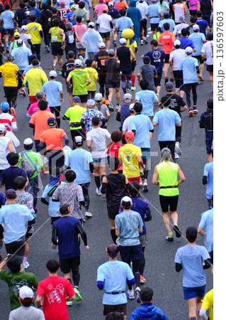 シティーマラソン 下り坂を駆け下りるマラソンランナー シティーマラソン 下り坂を駆け下りるマラソンランナー 136597603