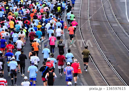 シティーマラソン 下り坂を駆け下りるマラソンランナー シティーマラソン 下り坂を駆け下りるマラソンランナー 136597615