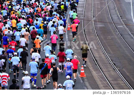 シティーマラソン　下り坂を駆け下りるマラソンランナー 136597616
