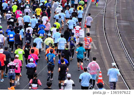 シティーマラソン　下り坂を駆け下りるマラソンランナー 136597622