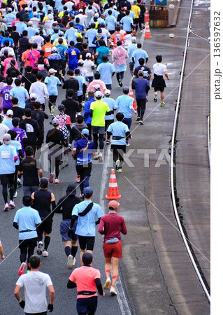 シティーマラソン 下り坂を駆け下りるマラソンランナー シティーマラソン 下り坂を駆け下りるマラソンランナー 136597632
