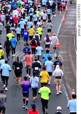 シティーマラソン 下り坂を駆け下りるマラソンランナー シティーマラソン 下り坂を駆け下りるマラソンランナー 136597641