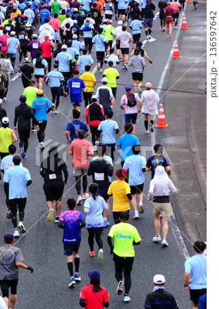 シティーマラソン 下り坂を駆け下りるマラソンランナー シティーマラソン 下り坂を駆け下りるマラソンランナー 136597642