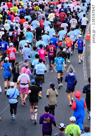 シティーマラソン 下り坂を駆け下りるマラソンランナー シティーマラソン 下り坂を駆け下りるマラソンランナー 136597647