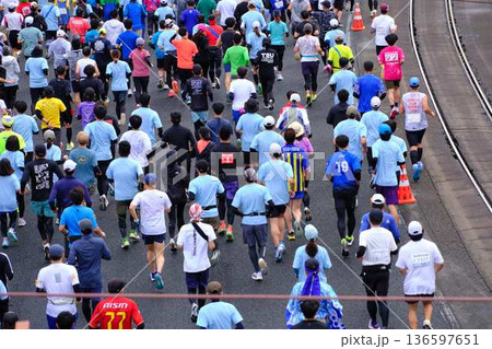 シティーマラソン 下り坂を駆け下りるマラソンランナー シティーマラソン 下り坂を駆け下りるマラソンランナー 136597651