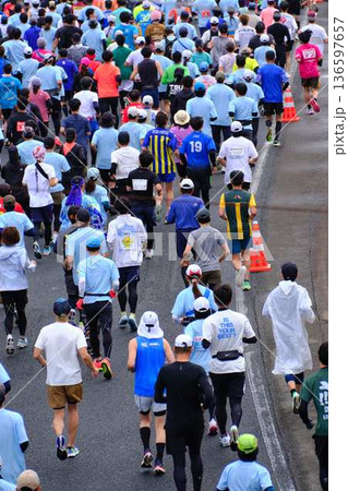 シティーマラソン　下り坂を駆け下りるマラソンランナー 136597657