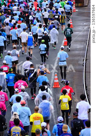 シティーマラソン 下り坂を駆け下りるマラソンランナー シティーマラソン 下り坂を駆け下りるマラソンランナー 136597664