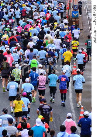 シティーマラソン　下り坂を駆け下りるマラソンランナー 136597668