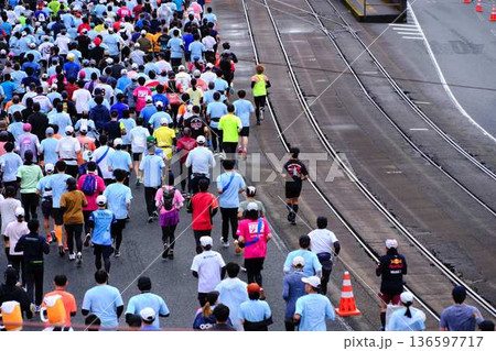 シティーマラソン 下り坂を駆け下りるマラソンランナー シティーマラソン 下り坂を駆け下りるマラソンランナー 136597717
