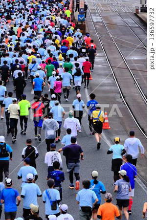 シティーマラソン　下り坂を駆け下りるマラソンランナー 136597732