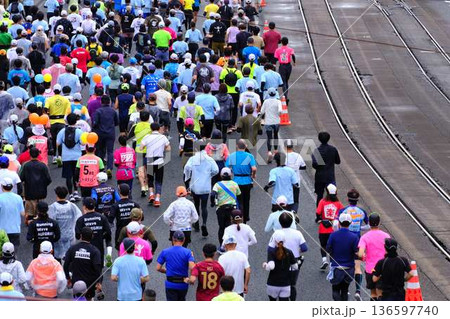 シティーマラソン 下り坂を駆け下りるマラソンランナー シティーマラソン 下り坂を駆け下りるマラソンランナー 136597740