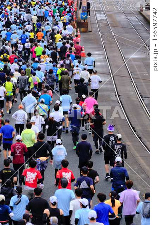シティーマラソン 下り坂を駆け下りるマラソンランナー シティーマラソン 下り坂を駆け下りるマラソンランナー 136597742
