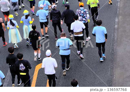 シティーマラソン 下り坂を駆け下りるマラソンランナー シティーマラソン 下り坂を駆け下りるマラソンランナー 136597768