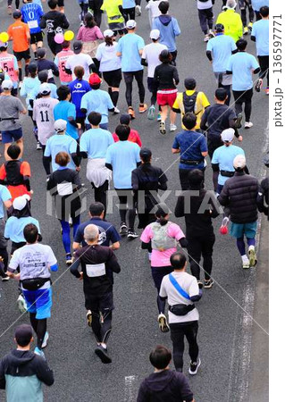 シティーマラソン 下り坂を駆け下りるマラソンランナー シティーマラソン 下り坂を駆け下りるマラソンランナー 136597771