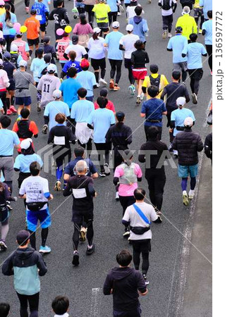 シティーマラソン 下り坂を駆け下りるマラソンランナー シティーマラソン 下り坂を駆け下りるマラソンランナー 136597772