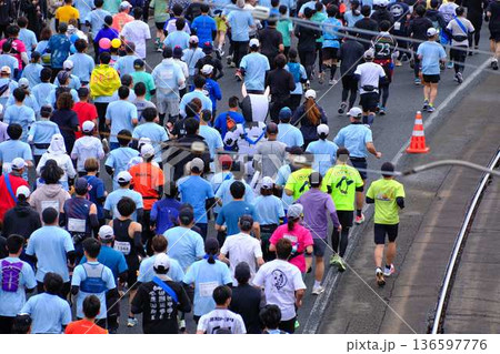 シティーマラソン 下り坂を駆け下りるマラソンランナー シティーマラソン 下り坂を駆け下りるマラソンランナー 136597776