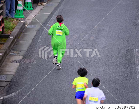シティーマラソン 下り坂を駆け下りるマラソンランナー シティーマラソン 下り坂を駆け下りるマラソンランナー 136597802