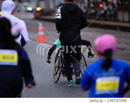シティーマラソン　下り坂を駆け下りるマラソンランナー 136597888