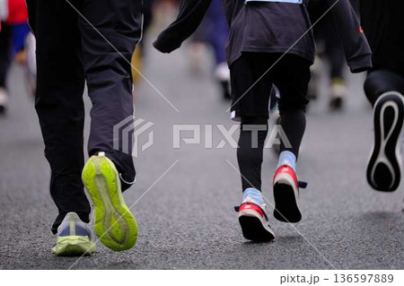 シティーマラソン 下り坂を駆け下りるマラソンランナー シティーマラソン 下り坂を駆け下りるマラソンランナー 136597889