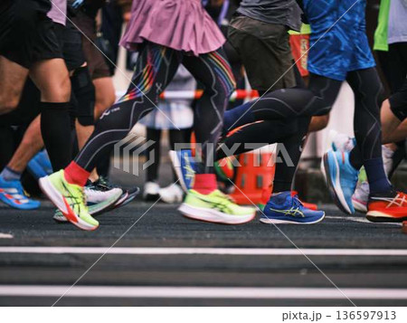 シティーマラソン 下り坂を駆け下りるマラソンランナー シティーマラソン 下り坂を駆け下りるマラソンランナー 136597913