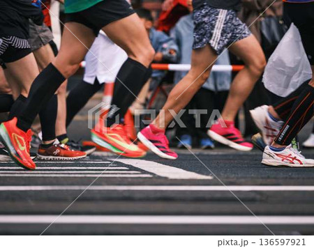 シティーマラソン 下り坂を駆け下りるマラソンランナー シティーマラソン 下り坂を駆け下りるマラソンランナー 136597921