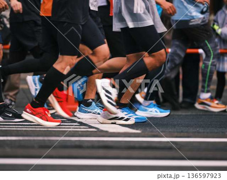シティーマラソン 下り坂を駆け下りるマラソンランナー シティーマラソン 下り坂を駆け下りるマラソンランナー 136597923