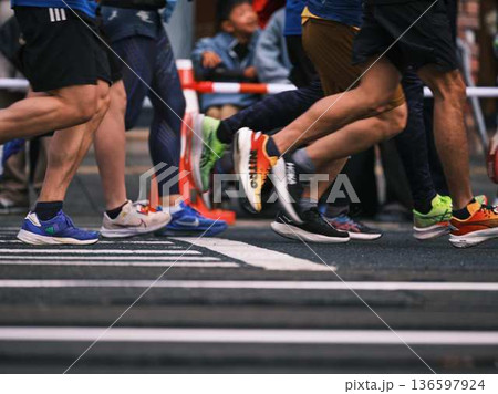 シティーマラソン 下り坂を駆け下りるマラソンランナー シティーマラソン 下り坂を駆け下りるマラソンランナー 136597924