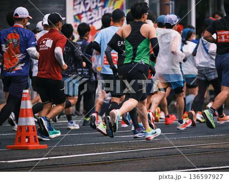 シティーマラソン 下り坂を駆け下りるマラソンランナー シティーマラソン 下り坂を駆け下りるマラソンランナー 136597927