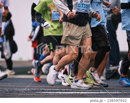 シティーマラソン 下り坂を駆け下りるマラソンランナー シティーマラソン 下り坂を駆け下りるマラソンランナー 136597932