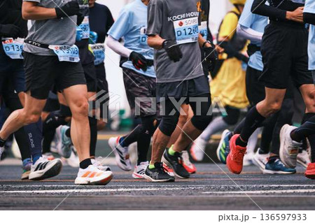 シティーマラソン 下り坂を駆け下りるマラソンランナー シティーマラソン 下り坂を駆け下りるマラソンランナー 136597933